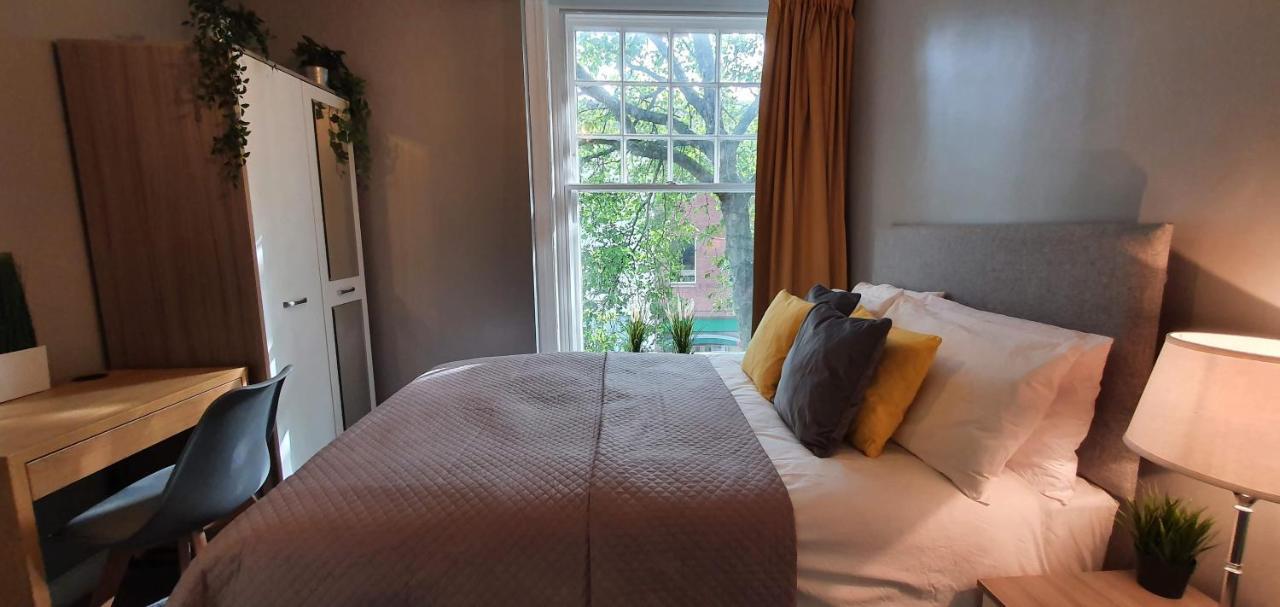 Darwin Stays - Service Accommodation In Newcastle Under Lyme City Centre Exterior foto