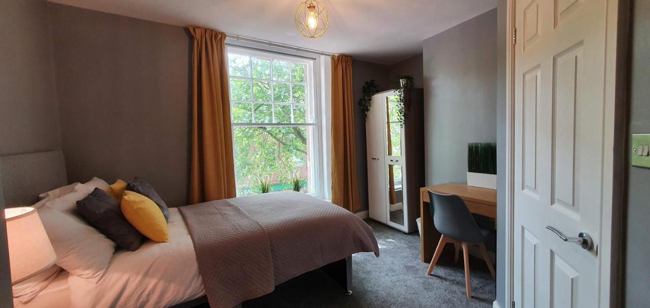 Darwin Stays - Service Accommodation In Newcastle Under Lyme City Centre Exterior foto